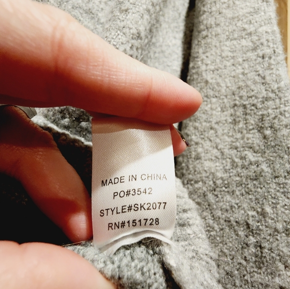 Adorable Gray Scallop Trim Drop Shoulder Sweater M/L - Picture 5 of 6